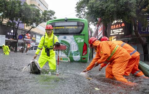 摄影类铜奖《暴雨来袭》李琛