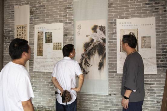 王芳登在“书画重生技”装裱修复展中进行讲解。摄影：张亚楠