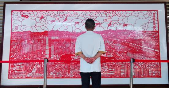 图1：陈洁荣创作金湾版清明雨上河图一一航空新城，在2022南国书香节珠海国际会展中心分会场展出。拍摄时间：2022年8月；拍摄者：莫雨静