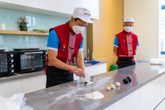 许叶阳在非遗传习活动中教授做饼方法。摄影：赵松鹤