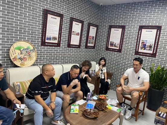 积极开展交流和展示活动，向各地媒体、游客推广相关产品。