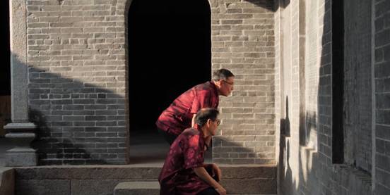 唐玉根正在研究唐家三庙神诞系列习俗。摄影：郭步湖