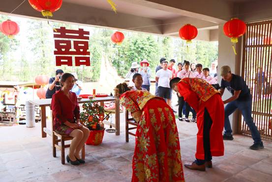 2022年10月30日珠海市斗门区第十一届“斗门水上婚嫁”在岭南大地顺水居婚礼现场，婚礼仪式全程对游客开放