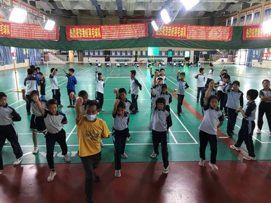 图片3：在金湾区第一小学开展鹤舞传承培训；拍照时间：2022年10月27日；拍照地点：金湾区第一小学体育馆；拍摄人：田静