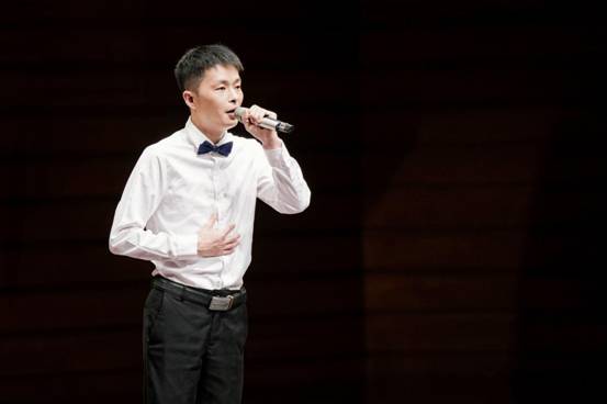 男声独唱：《红星照我去战斗》